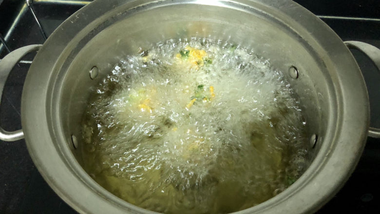炸胡萝卜丸子➕ 红饭青蔬美莫加,油温六成热,下锅,中火炸