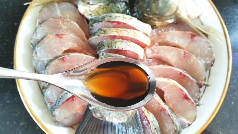 清蒸草鱼,摆上鱼片,淋上<a style='color:red;display:inline-block;' href='/shicai/ 718'>料酒</a>