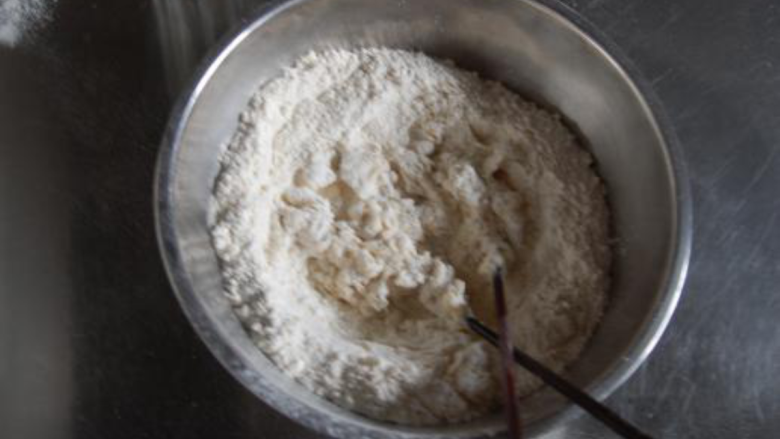 盘龙卷饼,面皮采用半烫面式,先用开水少量烫部分面粉,然后添加冷水拌匀揉合。
