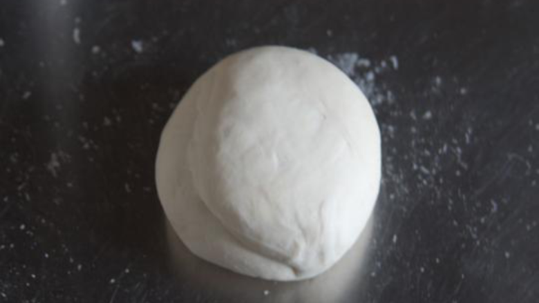 盘龙卷饼,揉好面团,醒20分钟。