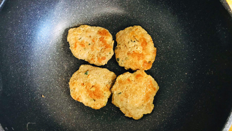 不输快餐店的猪排汉堡包🍔,不粘锅烧热,加入少许油,将肉馅按压成肉饼,码放进锅里,转小火,慢火煮熟,翻过来,继续煎成金黄色的猪肉排
