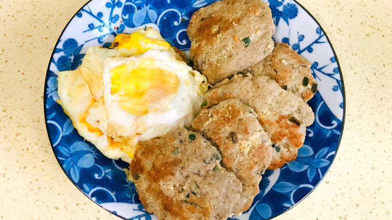 不输快餐店的猪排汉堡包🍔,全部煎好,猪肉排和鸡蛋饼就准备齐全了