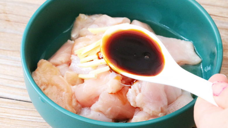 金针菇蒸鸡胸肉,加入1勺<a style='color:red;display:inline-block;' href='/shicai/ 788'>生抽</a>
