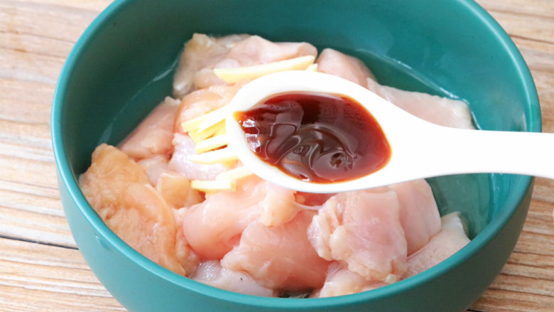 金针菇蒸鸡胸肉,加入1勺<a style='color:red;display:inline-block;' href='/shicai/ 721'>蚝油</a>