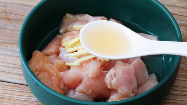 金针菇蒸鸡胸肉,加入1勺<a style='color:red;display:inline-block;' href='/shicai/ 718'>料酒</a>