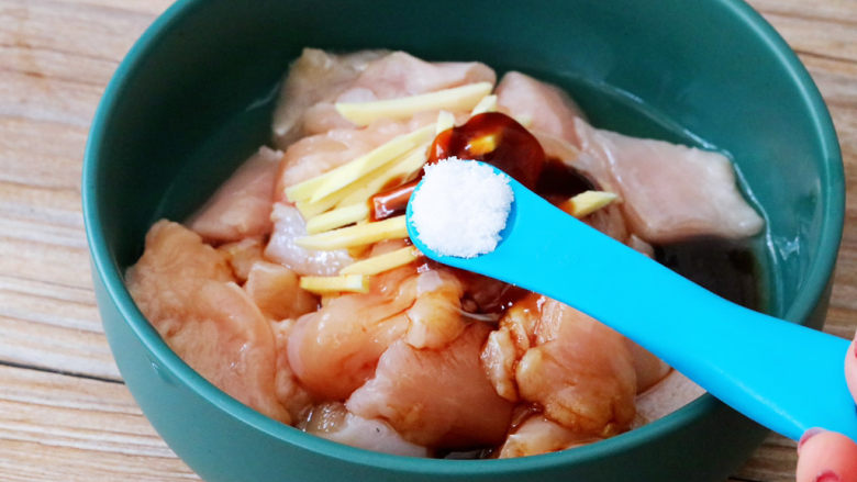 金针菇蒸鸡胸肉,加入1克盐