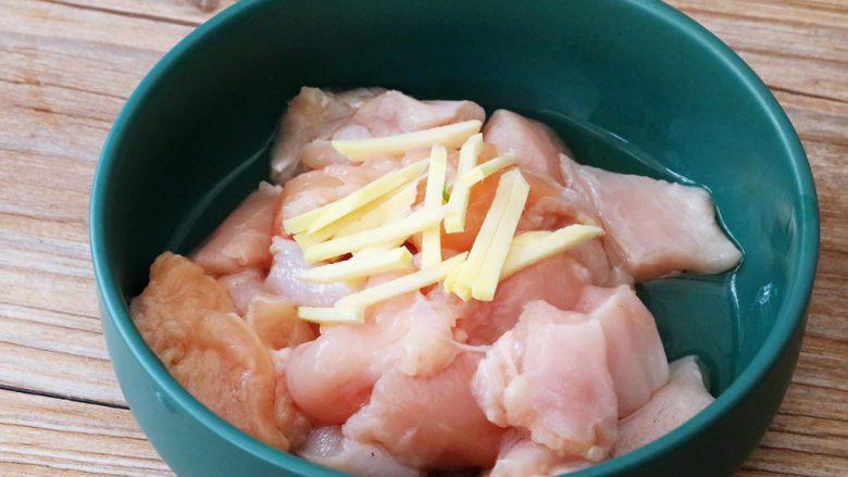 金针菇蒸鸡胸肉,鸡胸肉加入姜丝