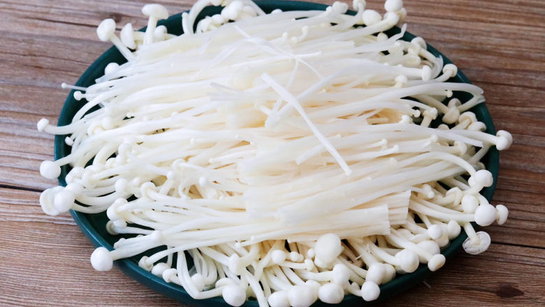 金针菇蒸鸡胸肉,将金针菇摆在盘底