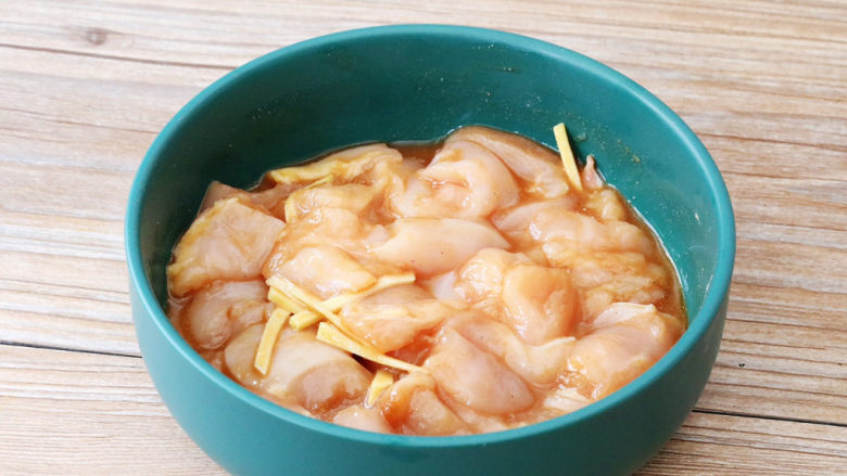 金针菇蒸鸡胸肉,抓匀腌制15分钟