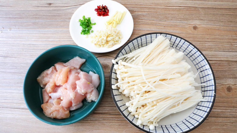金针菇蒸鸡胸肉,<a style='color:red;display:inline-block;' href='/shicai/ 101'>鸡胸肉</a>洗净切成小块，<a style='color:red;display:inline-block;' href='/shicai/ 234'>金针菇</a>去除根部洗净撕成小朵，蒜切末，<a style='color:red;display:inline-block;' href='/shicai/ 37'>姜</a>切丝，<a style='color:red;display:inline-block;' href='/shicai/ 86464'>干红辣椒</a>切圈，<a style='color:red;display:inline-block;' href='/shicai/ 3250'>葱</a>切<a style='color:red;display:inline-block;' href='/shicai/ 3250'>葱</a>花