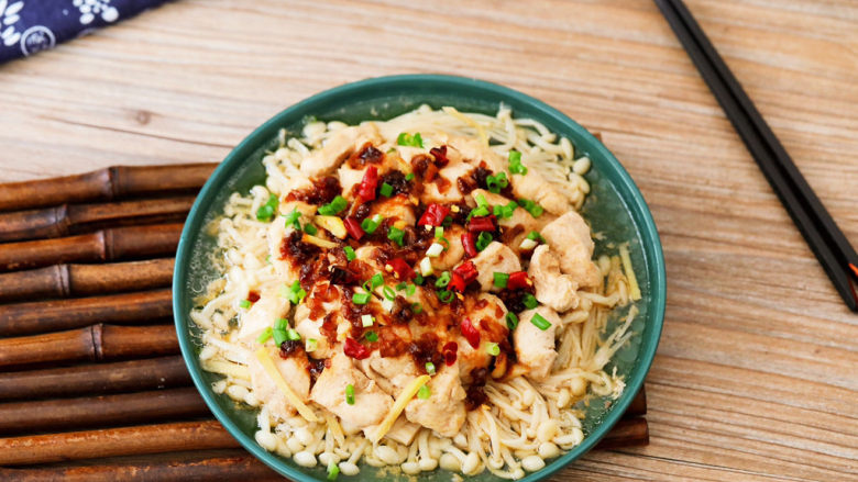 金针菇蒸鸡胸肉,成品图