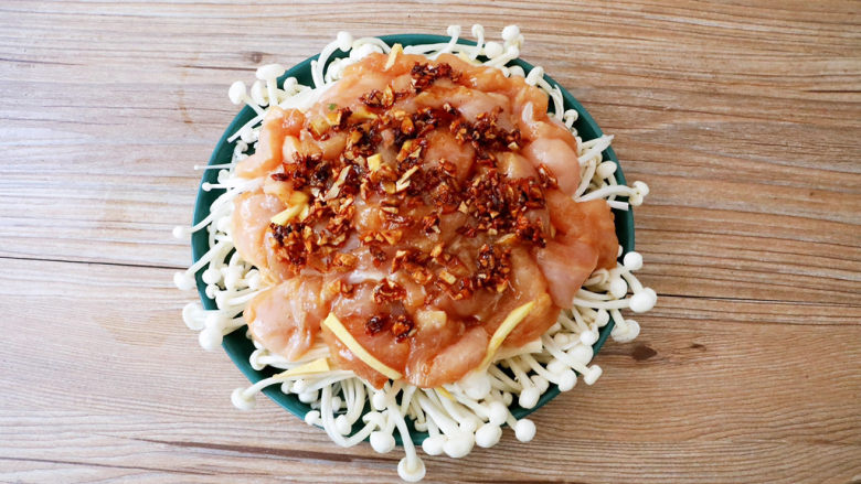 金针菇蒸鸡胸肉,淋上蒜香酱汁