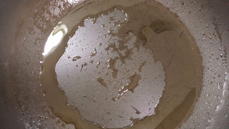 胡萝卜炒肉丝,锅中倒入油,加热至五成热。