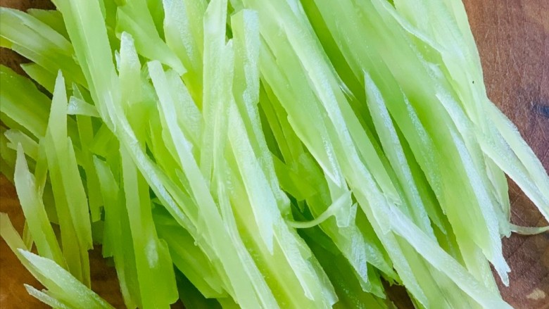 清炒莴笋丝,改刀再切成丝