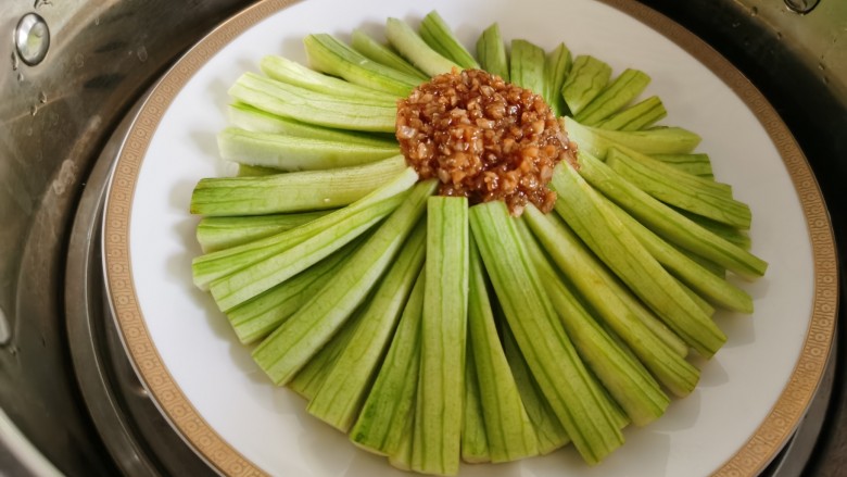 蒜蓉蒸丝瓜,丝瓜上面放上炒好的蒜末,放入蒸锅大火蒸约五六分钟。