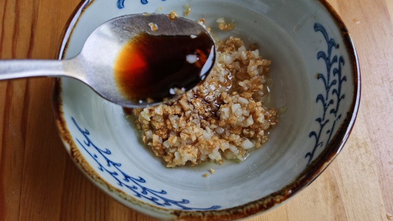 蒜蓉蒸丝瓜,将炒好的蒜末放入小碗里,加入一勺<a style='color:red;display:inline-block;' href='/shicai/ 864'>蒸鱼豉油</a>。