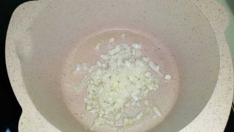 蒜蓉蒸丝瓜,炒锅中加入适量油烧热,放入蒜蓉炒出香味