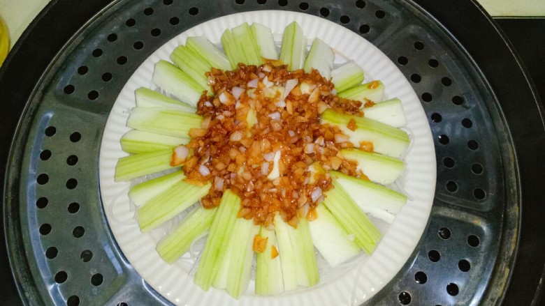 蒜蓉蒸丝瓜,锅中提前烧水,水开上锅蒸8分钟