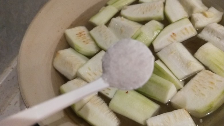 丝瓜蛋汤,倒入适量水,加盐?