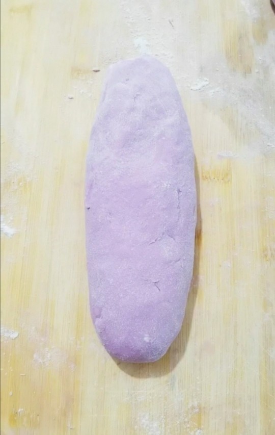 紫薯发面饼,揉成光滑面团,