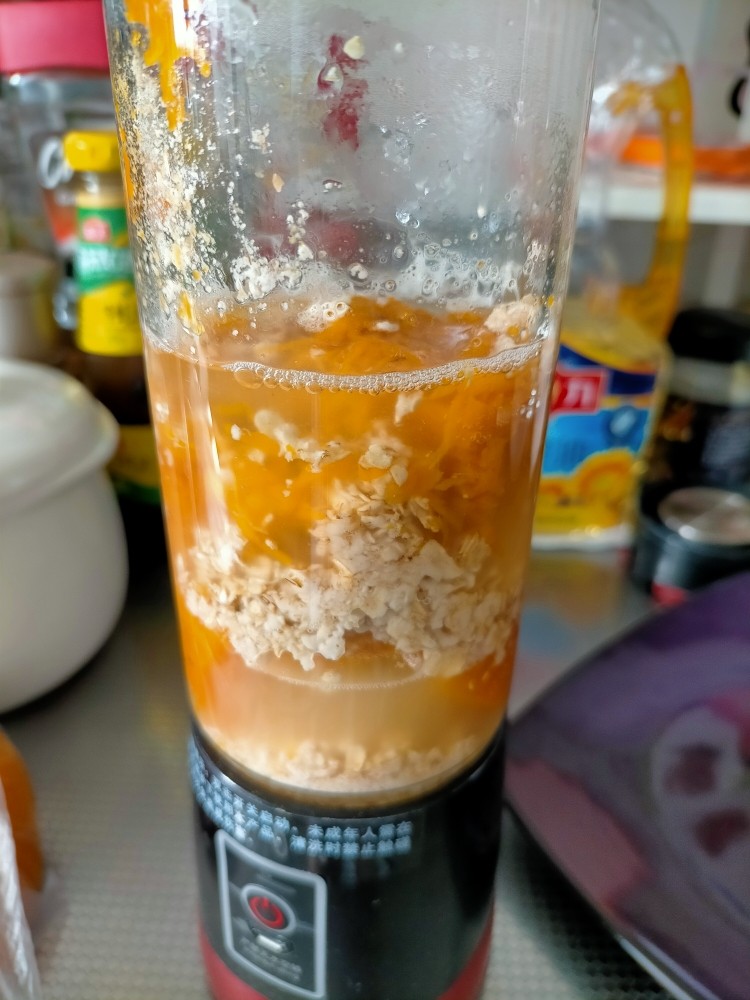 南瓜羹🎃,加开水适量,差不多2-3倍南瓜的量,稍等一分钟,让开水把燕麦片泡开