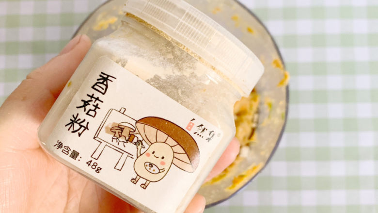 宝宝辅食:胡萝卜猪肉蒸饺,加入适量的香菇粉和适量的盐