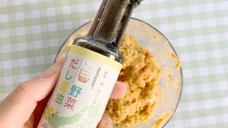 宝宝辅食:胡萝卜猪肉蒸饺,开始伴饺馅,肉泥中加入适量的宝宝酱油