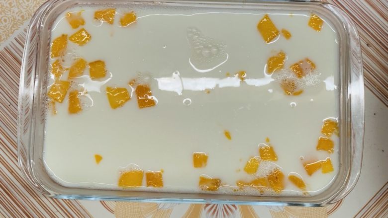 芒果牛奶冻,倒入铺满芒果的模具里。