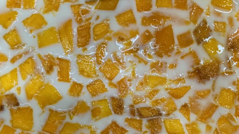 芒果牛奶冻,放冷冻室1个小时再拿出来切开。