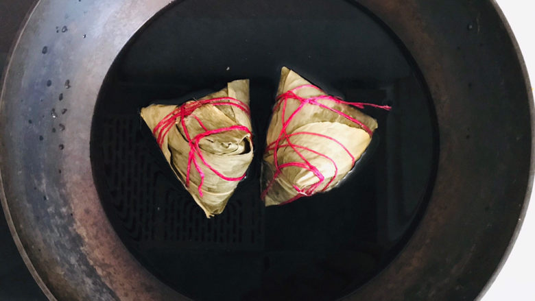 美味的新疆酸奶粽子,粽子放进锅里,加冷水浸泡烧开