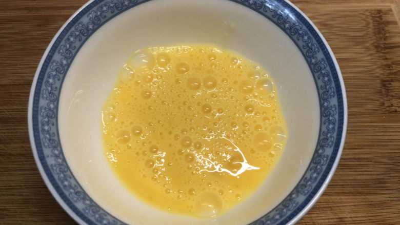 丝瓜蛋汤,再把鸡蛋打散,最好用土鸡蛋,颜色黄黄的好看