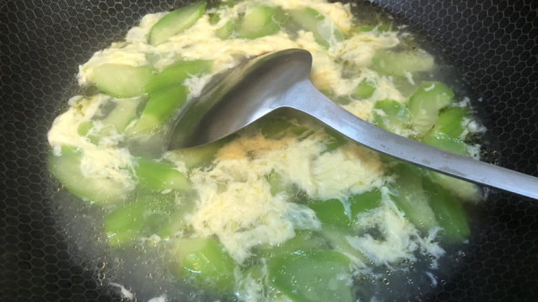 丝瓜蛋汤,用勺子推几下,让鸡蛋花细腻一些