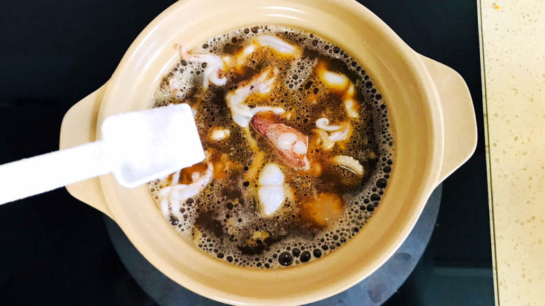 排骨海鲜面砂锅煲,尝一下味道,再加半勺盐调味