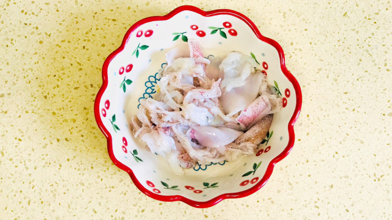 排骨海鲜面砂锅煲,加一勺<a style='color:red;display:inline-block;' href='/shicai/ 718'>料酒</a>和少许盐,搅拌均匀,腌制半小时,去去腥气