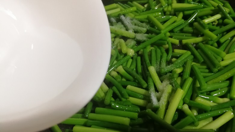 肉炒蒜苔,加一点点水,翻炒均匀。