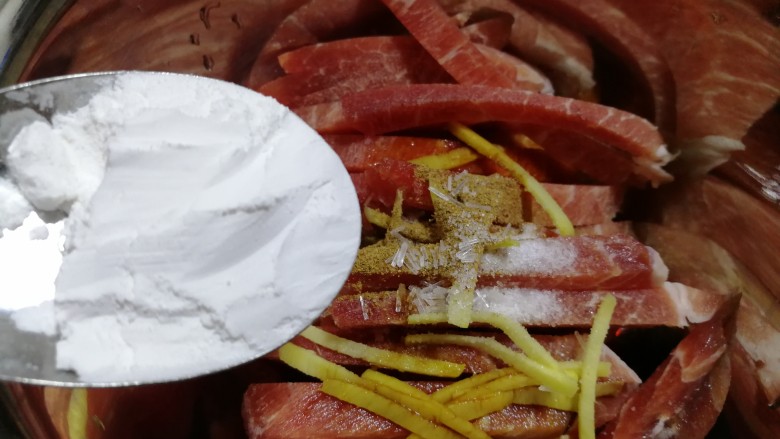 肉炒蒜苔,半勺淀粉,抓匀腌制一会儿。