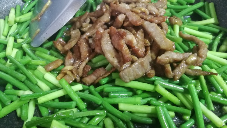 肉炒蒜苔,水收干,放入肉丝。