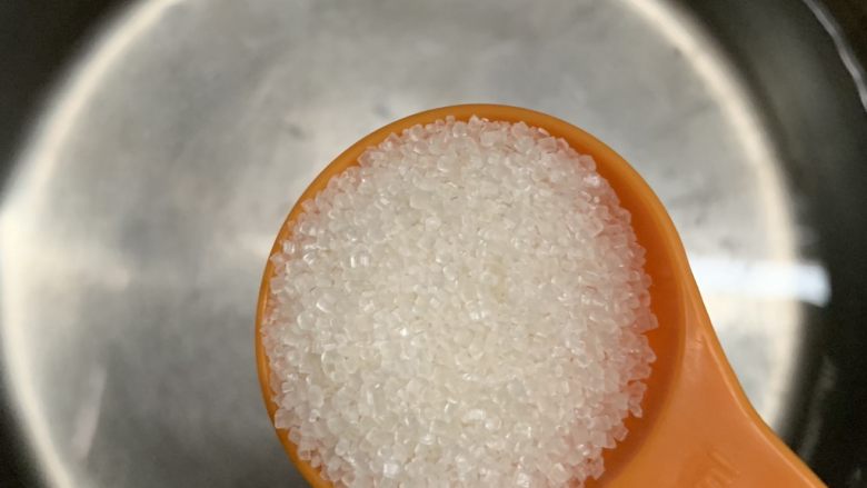 便捷菠菜凉粉,加入白糖搅拌均匀。