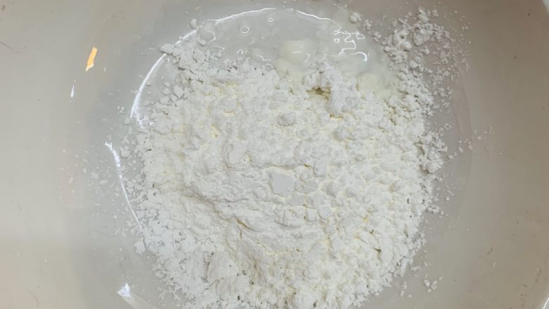 便捷菠菜凉粉,干净碗里放入玉米淀粉。