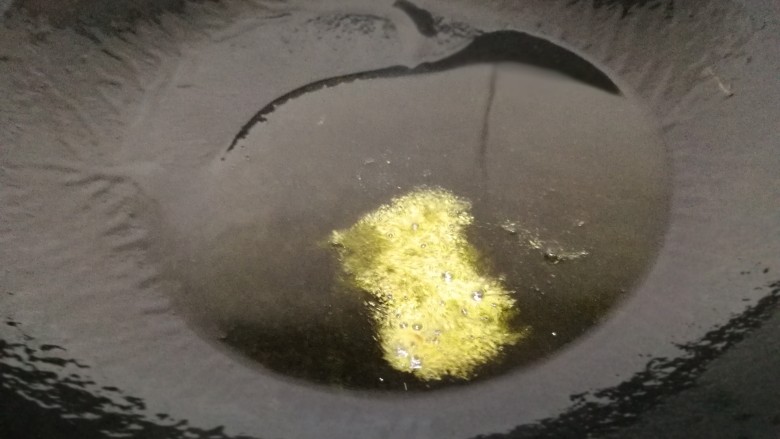 清炒茄丝,油微热,放入小火炸香。
