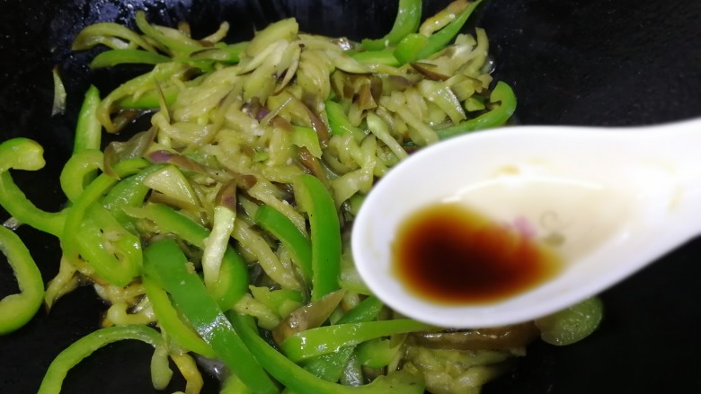 清炒茄丝,放一点香醋,炒香。