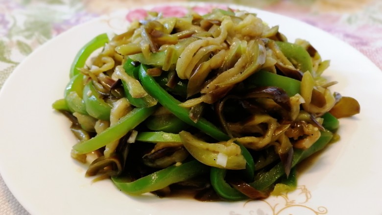 清炒茄丝,咸香中略带酸味,夏天吃很是开胃。