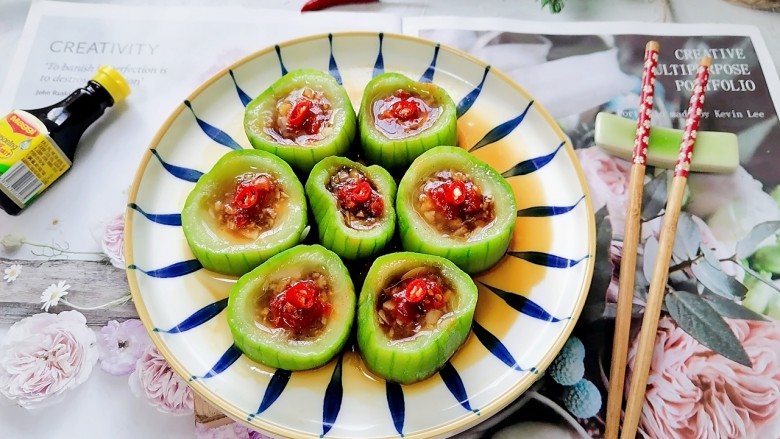 蒜蓉蒸丝瓜,拍上成品图,一道清爽可口的蒜蓉蒸丝瓜就完成了。