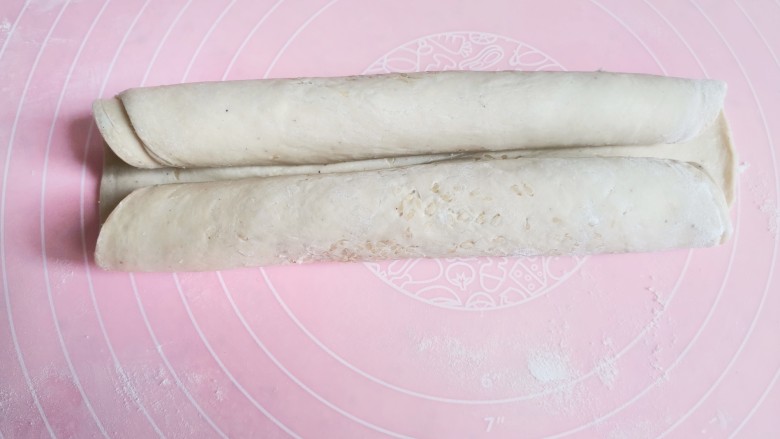手抓饼蝴蝶酥,然后将手抓饼从两侧卷起,