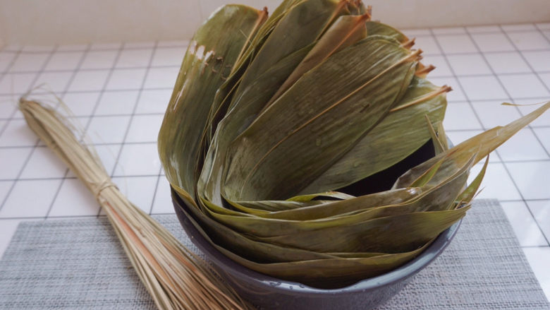 红豆粽子,粽叶可以泡洗一晚,涮干净粽叶表面哦