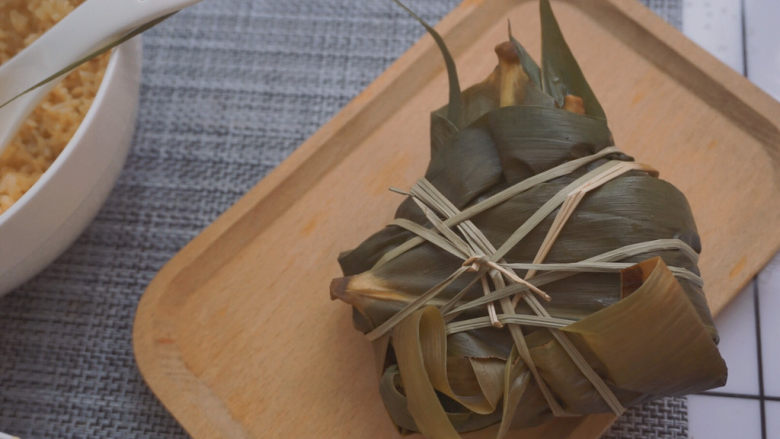 红豆粽子,这样一只红豆粽子就包好啦哈哈哈哈虽然卖相是真的丑
