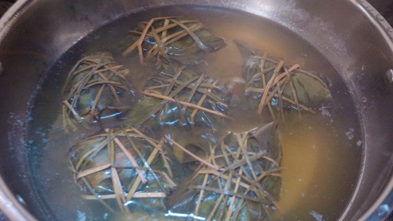 红豆粽子,放入水中大火焖煮2小时(记得中途加水哦,不然水就煮干了)