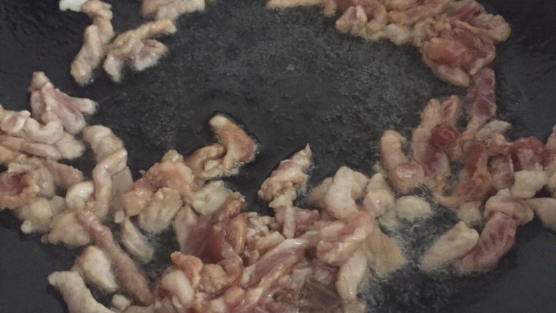 胡萝卜炒肉丝,热锅放油爆炒一分钟左右
