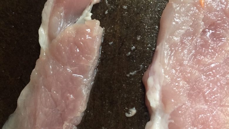 胡萝卜炒肉丝,切成薄片