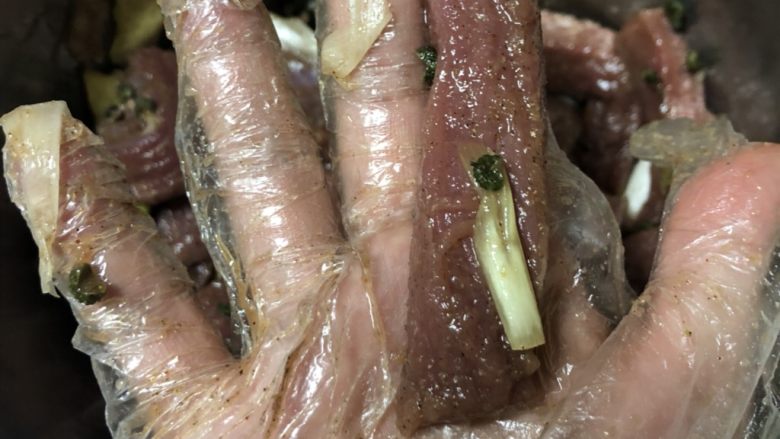 五香牛肉干,把所有调料搅拌至半个小时左右,就可以放冰箱冷藏室,冷藏时间在6小时以上,我一般情况都在12小时以上